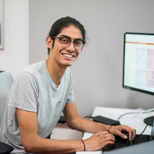 Juan Carlos Garcia ’20 in the Music Technology Lab. Image: Bearwalk